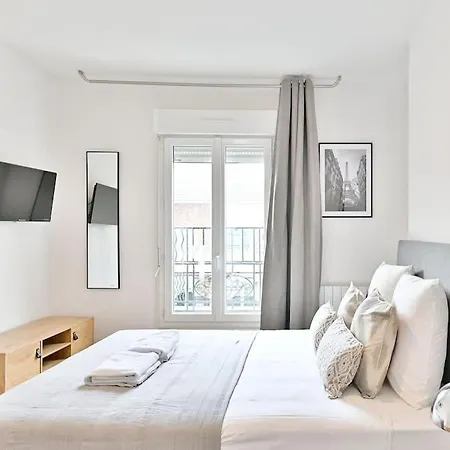Proche De Paris - *